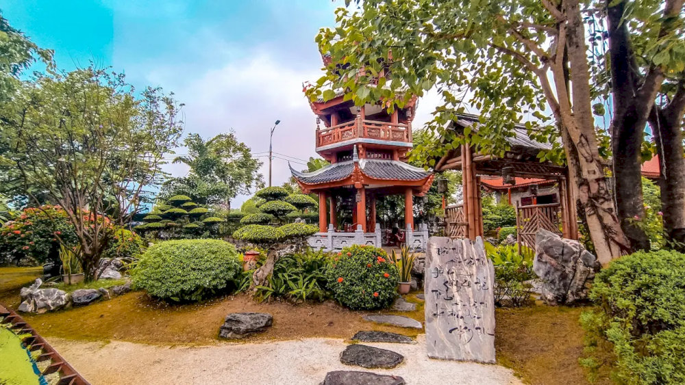 Lầu chuông ba tầng nổi bật